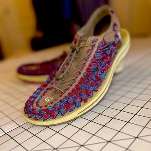 MENS KEEN UNEEK SANDALS. RED and BLUE. HIKING OUTDOORS. SIZE 13.